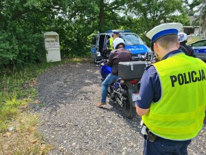 Policjanci ruchu drogowego w czasie kontroli kierowców motocykli