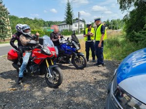 Policjanci sprawdzają kierujących motocyklami w policyjnych systemach