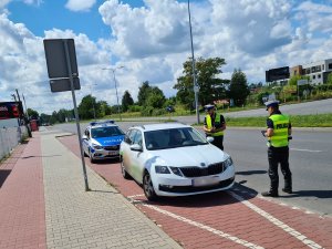 policjanci ruchu drogowego w trakcie kontroli kierowcy skody