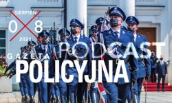 Maszerująca kompania reprezentacyjna polskiej Policji.