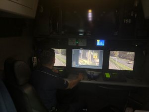 policjant ruchu drogowego wewnątrz pojazdu RSD wyposażonego w kamery i monitory do obserwacji ruchu na drodze