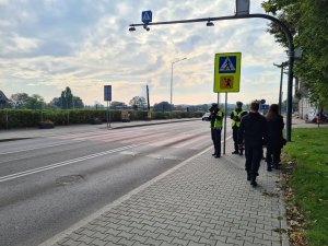 policjanci ruchu drogowego mierzący prędkość w okolicach przejście dla pieszych