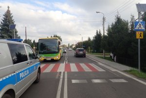 miejsce potrącenie rowerzysty. Na zdjęciu widoczny policyjny radiowóz, przejście dla pieszych i autobus