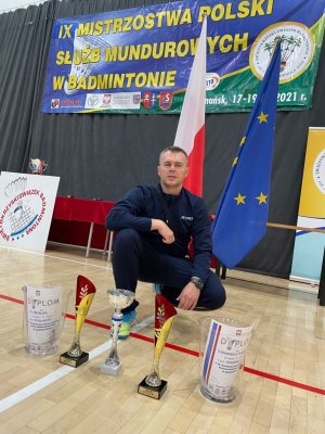 aspirant sztabowy Dariusz Opatrzyk ze zdobytymi pucharami i dyplomami