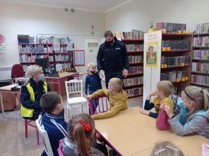 policjantka i policjant w trakcie prelekcji w bibliotece