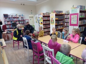 policjanci w bibliotece podczas prelekcji z uczniami