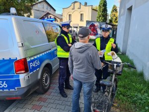 policjanci ruchu drogowego w rozmowie z rowerzystą