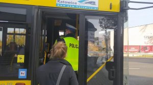 Policjant wsiadający do autobusu