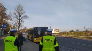 Policjanci na przystanku autobusowym