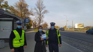 Policjanci i kobieta na przystanku autobusowym