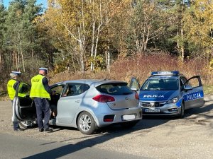 policjanci dokonują kontroli drogowej