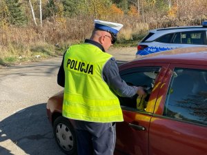 policjant dokonujący badania stanu trzeźwości kierowce