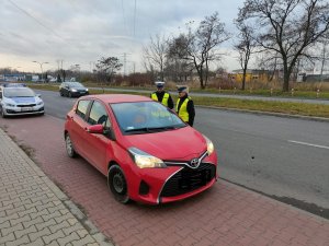 policjantka podczas kontroli drogowej