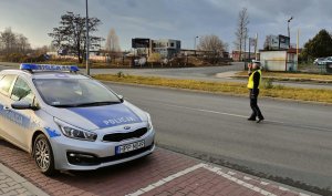 policjantka zatrzymująca pojazd do kontroli