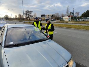 policjanci w trakcie kontroli drogowej