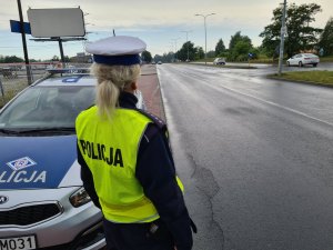 policjantka i radiowóz