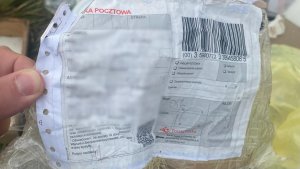 etykieta przesyłki pocztowej z zamazanymi danymi