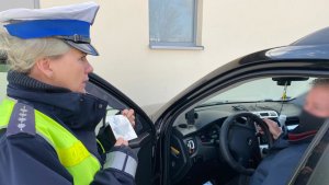 policjant rozdaje odblaski napotkanym osobom