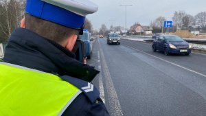 policjanci kontrolujący prędkość pojazdów