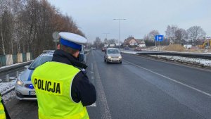 policjant dokonujący pomiaru prędkości pojazdów