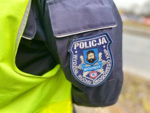 naszywka &quot;wydział ruchu drogowego komenda miejska policji w Mysłowicach&quot; na rękawie munduru policjanta