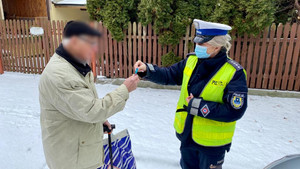 policjantka rozdająca seniorom serduszka