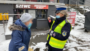 policjantka rozdająca seniorom serduszka