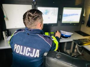 policjant obsługujący Ruchome Stanowisko Dowodzenia