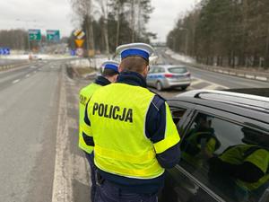 policjanci kontrolujący pojazd