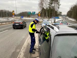 policjanci kontrolujący pojazd