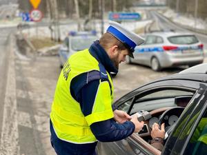 policjanci kontrolujący pojazd