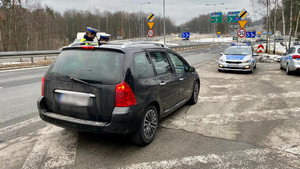 policjanci kontrolujący pojazd