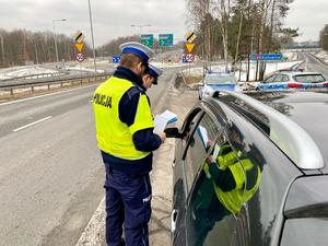 policjanci kontrolujący pojazd