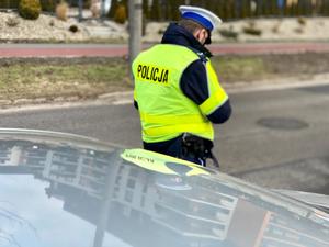 policjant stojący przy drodze