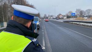 policjant dokonujący pomiaru prędkości