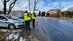 policjant dokonujący pomiaru prędkości