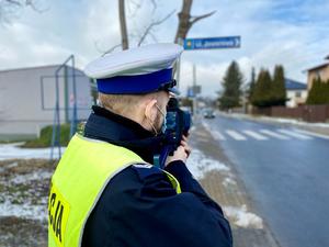 policjant dokonujący pomiaru prędkości