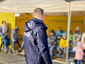 policjant w trakcie prelekcji na temat bezpieczeństwa w trakcie ferii