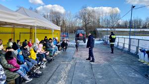 policjant w trakcie prelekcji na temat bezpieczeństwa w trakcie ferii