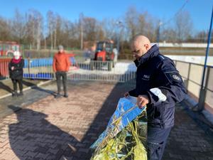 policjant w trakcie prelekcji na temat bezpieczeństwa w trakcie ferii