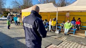 policjant w trakcie prelekcji na temat bezpieczeństwa w trakcie ferii