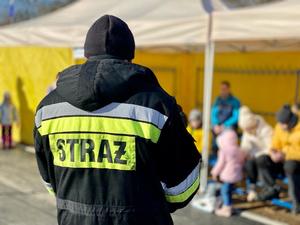 strażak w trakcie prelekcji na temat bezpiecznych ferii