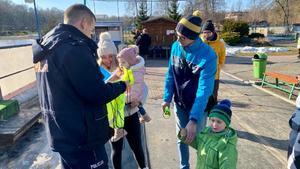 policjant rozdający gadżety