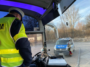 policjant w trakcie kontroli autokaru