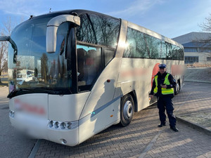 policjant w trakcie kontroli autokaru