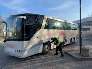 policjant w trakcie kontroli autokaru