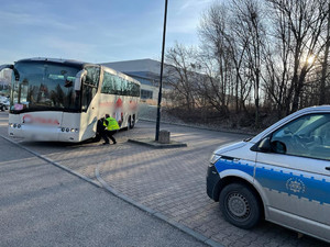 policjant w trakcie kontroli autokaru