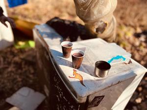 kubki herbaty stojące na szafce w miejscu przebywania bezdomnych