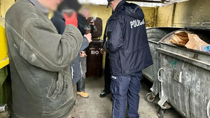 Policjanci częstujący bezdomnych gorącą herbatą