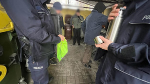Policjanci częstujący bezdomnych gorącą herbatą